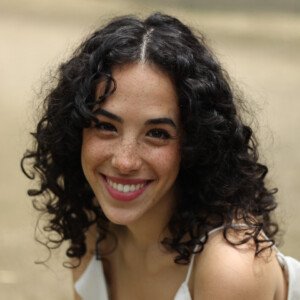 Sarah Charles souriante
