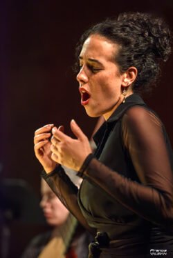 Sarah Charles chante