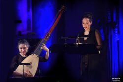 Sarah Charles chante accompagnée par un musicien