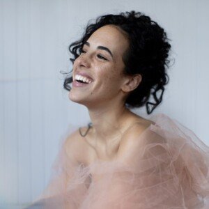 Sarah Charles souriante, de profil, en robe de tulle rose ©CapucinedeChocqueuse