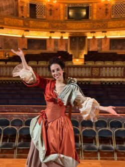 Sarah Charles sur scène en costume de Belinda