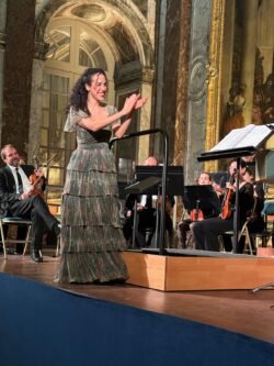 Sarah Charles sur scène avec un orchestre.