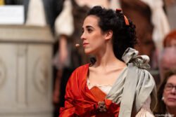 Sarah chante en costume d'époque ©GauthierBrunner