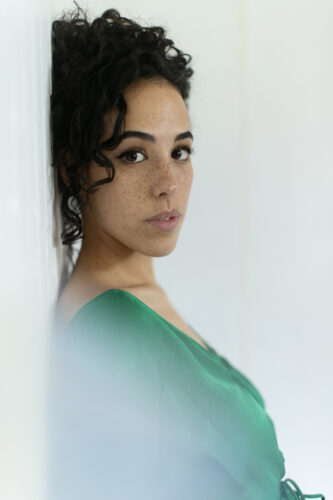 Sarah-Charles-portrait-robe-verte Sarah Charles - Portrait